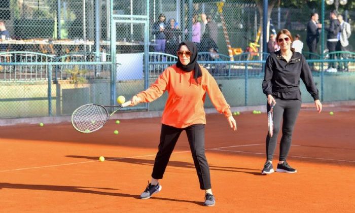 <strong>Çay saatinde tenis öğrendiler</strong>