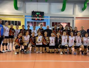 Genç Kadınlar A Voleybol’da Evrensel Kültür Anadolu Lisesi il birincisi oldu