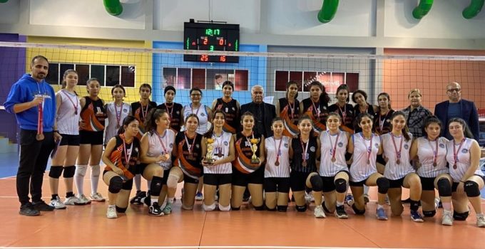 Genç Kadınlar A Voleybol’da Evrensel Kültür Anadolu Lisesi il birincisi oldu