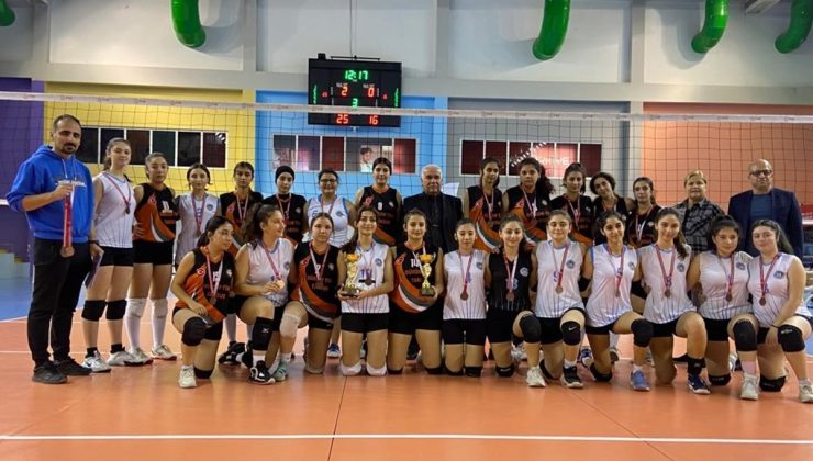 Genç Kadınlar A Voleybol’da Evrensel Kültür Anadolu Lisesi il birincisi oldu
