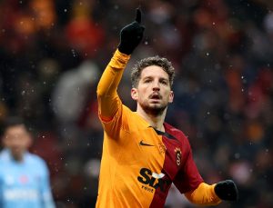 Galatasaray, Mertens ile 1 yıl daha uzattı