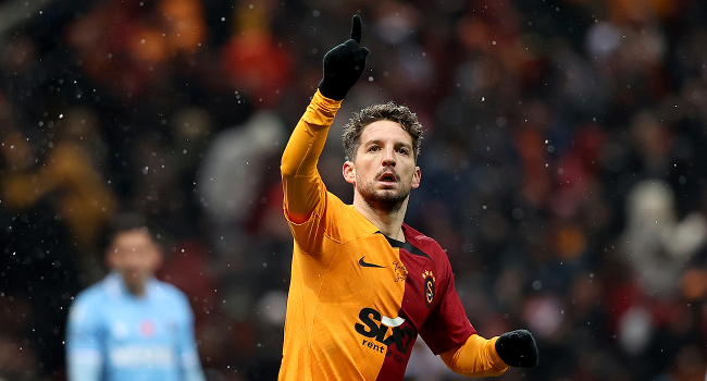 Galatasaray, Mertens ile 1 yıl daha uzattı